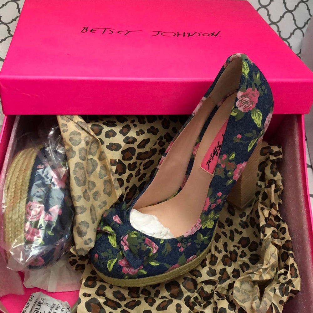 Betsey Johnson Maggi pumps new